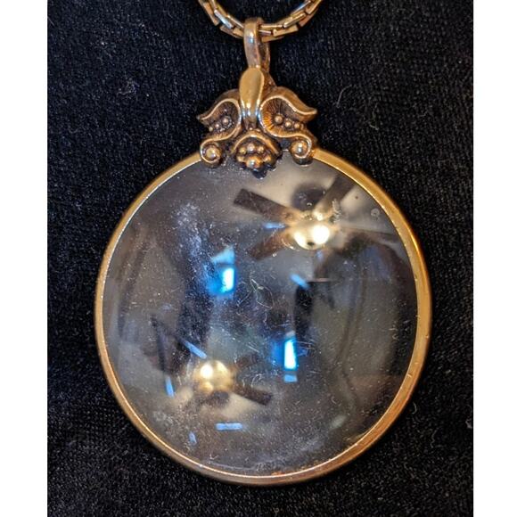 Vintage 1976 Signed Avon Magnifying Glass Pendant Necklace on 30" Monet Chain - Picture 7 of 8